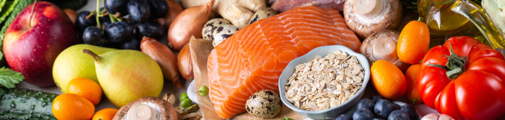 A heart-healthy diet for seniors includes fruits, vegetables, whole grains, lean proteins, and foods rich in omega-3.