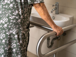 Providing assistance in hygiene for the elderly is a must to maintain their health, as well as ensure their safety.